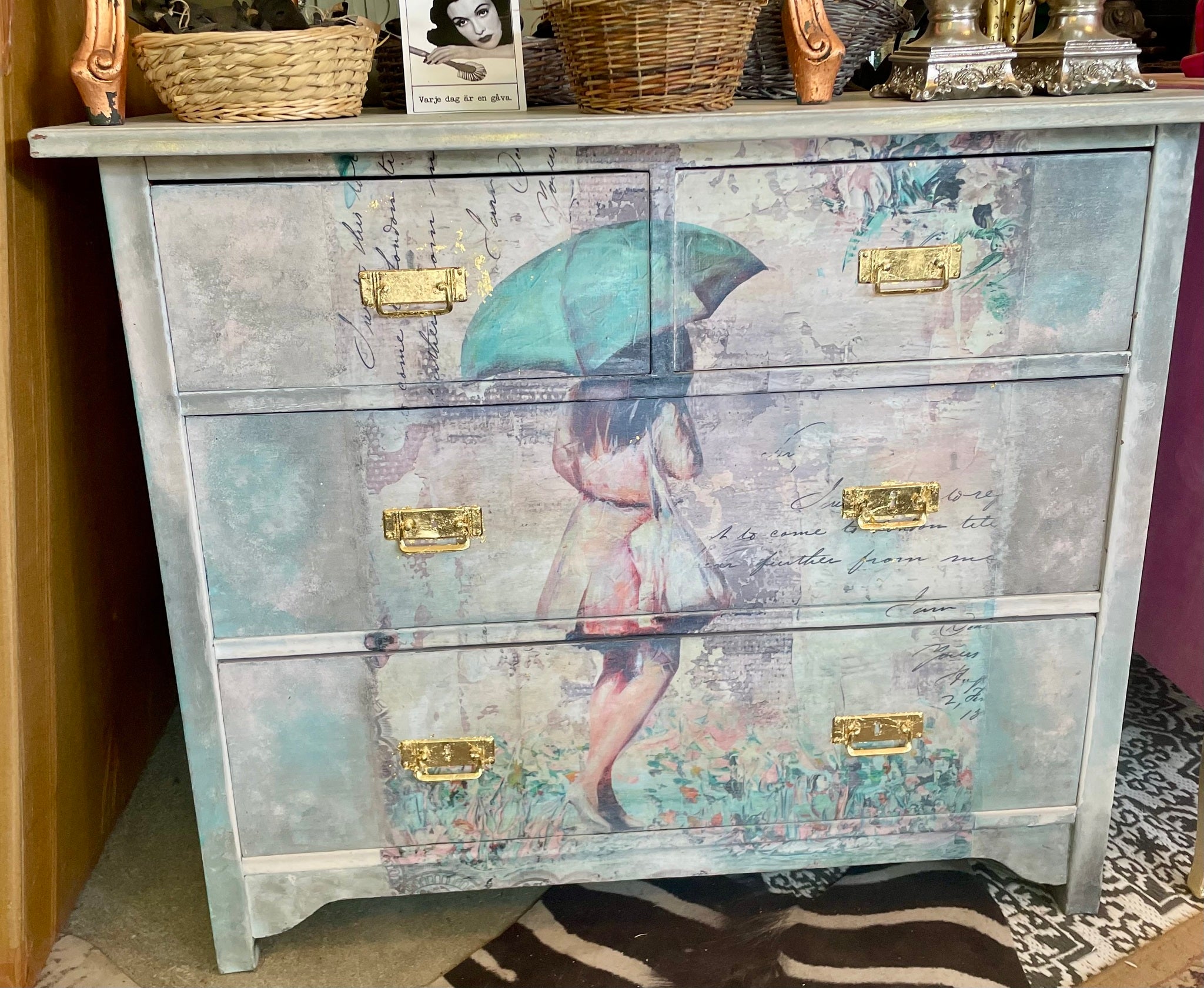 Byrå Flicka med paraply